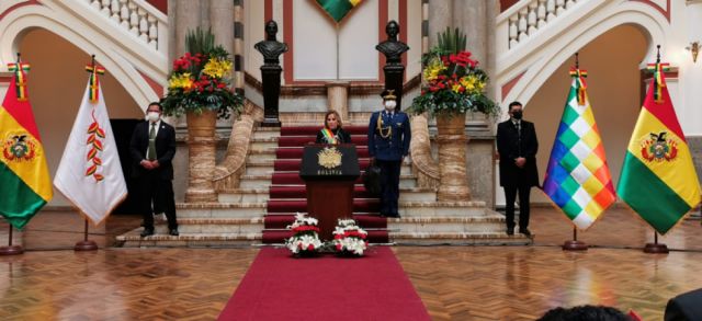 Áñez se aferra a los bonos y a los “dos caminos” en un discurso marcado por lo electoral