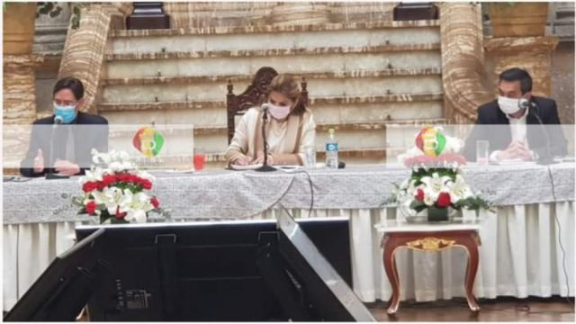 Piden a Áñez renunciar a candidatura en diálogo del Gobierno