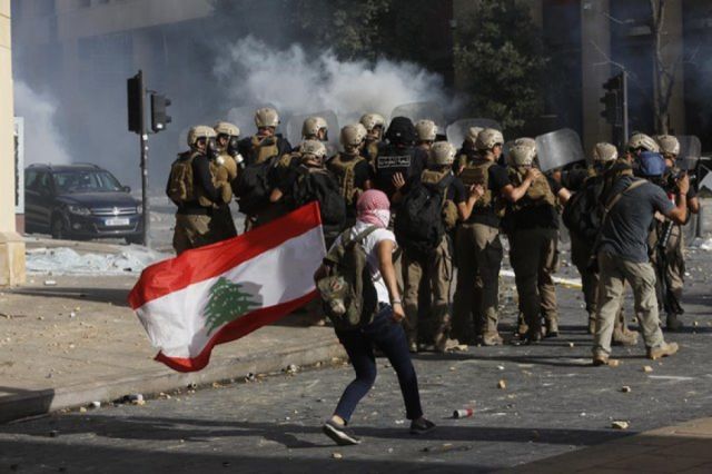 Policía de Beirut dispara gas lacrimógeno a manifestantes
