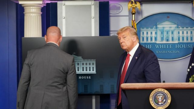 Escoltan a Trump fuera de la sala informativa de la Casa Blanca en medio de una conferencia de prensa
