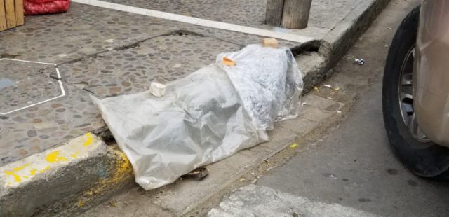 Vecinos y vendedores “tapan” las bocas de tormentas por malos olores