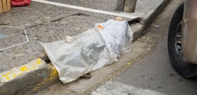 Olores "insoportables" en las bocas de tormentas que fueron tapadas por vecinos en la avenida La Paz (Video)