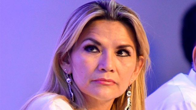 Renunciar o declinar candidatura, voces que llegan a oídos de Áñez