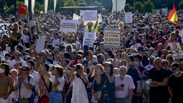 "Antimascarillas" y negacionistas del coronavirus se manifiestan en Madrid con el apoyo de Miguel Bosé
