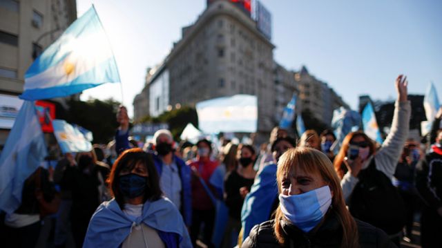 Argentinos a las calles en protesta contra el Gobierno