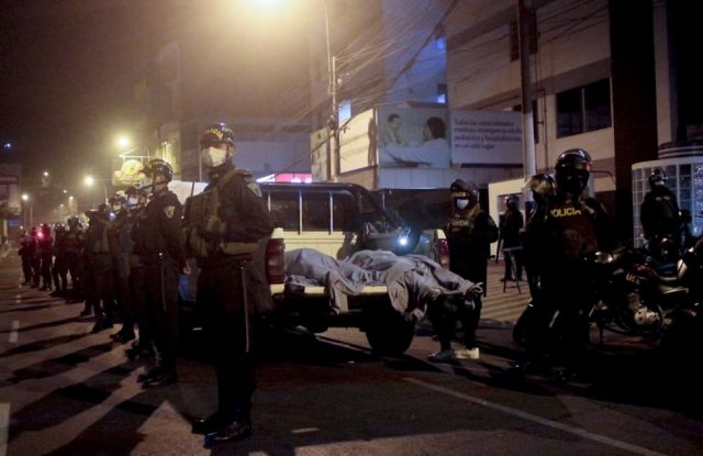 Trece personas mueren en Perú durante operativo policial en fiesta prohibida por pandemia Trece personas mueren en Perú durante operativo policial en fiesta prohibida por pandemia