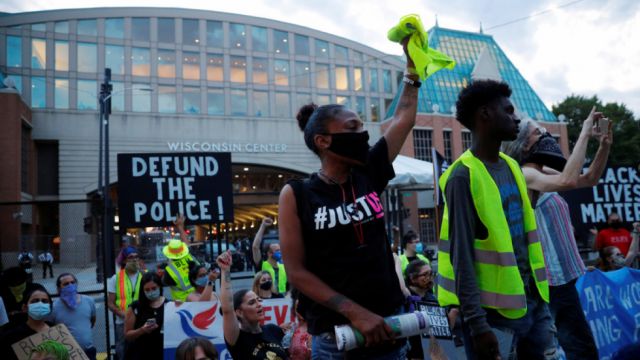 Disturbios y saqueos en Wisconsin tras disparar la Policía 7 veces por la espalda a un hombre negro supuestamente desarmado Disturbios y saqueos en Wisconsin tras disparar la Policía 7 veces por la espalda a un hombre negro supuestamente desarmado