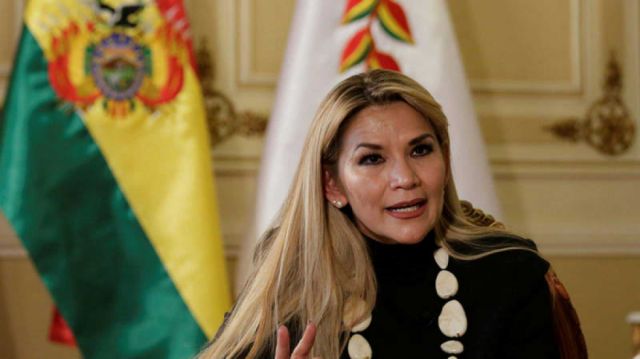 Áñez promulga la Ley de diferimento de pago de créditos