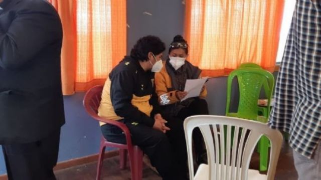 Padres de familia retienen a la alcaldesa de El Alto en una iglesia