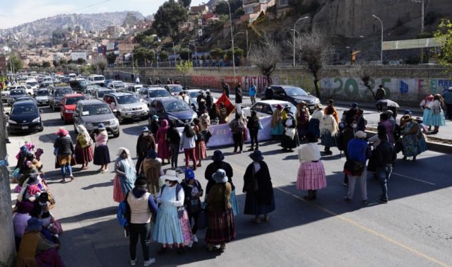 Padres de familia instalan diferentes puntos de bloqueo en La Paz