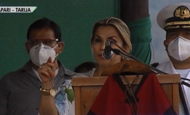  Áñez embandera "reactivación económica" en visita a Caraparí