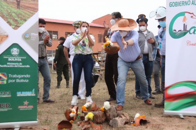 Áñez visita el Chaco, promete proyectos y 30 pozos de agua 