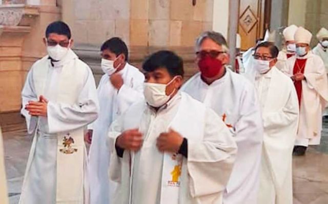 Iglesia reiniciará misas con barbijo obligatorio, comunión en la mano y sin agua bendita