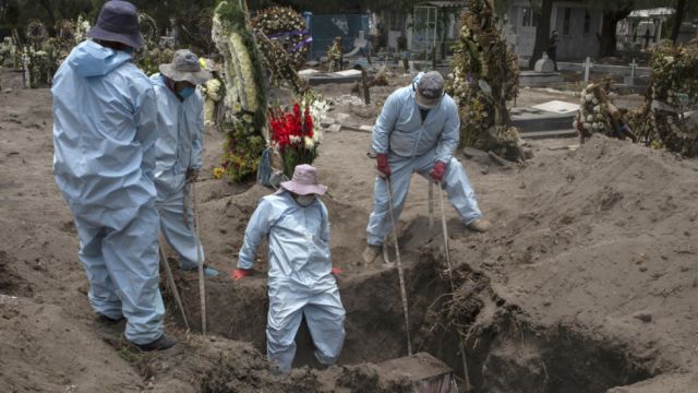 Imágenes aéreas muestran cómo la pandemia de coronavirus llena un cementerio mexicano en los últimos tres meses