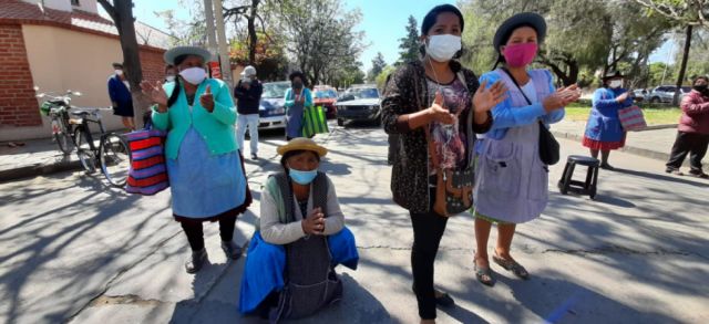 Mujeres de la tercera edad se manifiestan en contra de las autoridades
