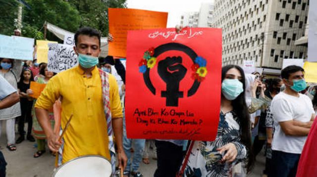  Conmoción en Pakistán por la violación grupal de una mujer en presencia de su marido 