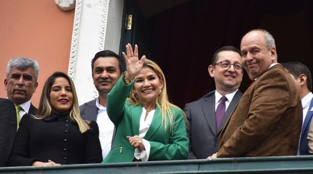 Áñez aparta a Ortiz tras su  pulso con Murillo