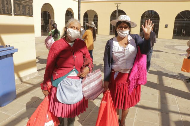 Vendedoras de mercados en Tarija reciben bolsas solidarias
