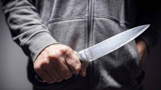 Fue acuchillado por su padre al ir a defender a su madre 