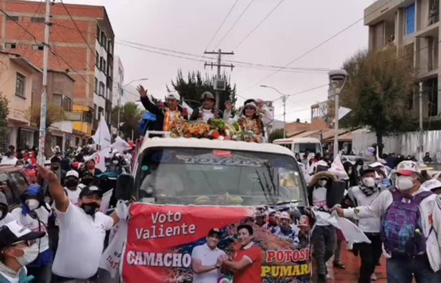 Camacho promete sociedad en el litio