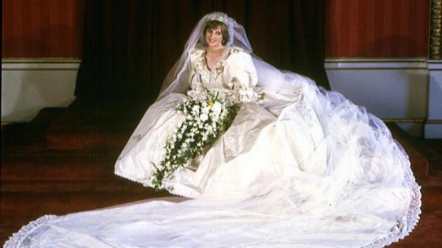 'The Crown' lanza la primera foto del vestido de la princesa Diana, de frente, con tiara y velo