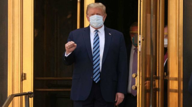 Trump sale del hospital pero los médicos advierten: "Aún no está fuera de peligro"