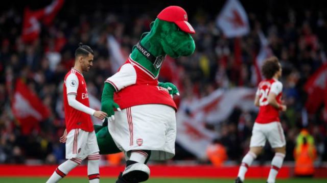 Özil se ofrece a salvar a la mascota del Arsenal