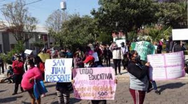 Madres y padres de familia bloquean ruta a Yacuiba