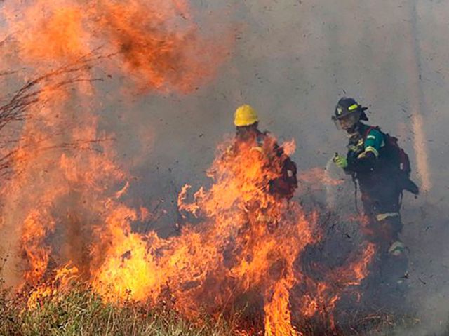 Incendios no cesan mientras los candidatos intensifican campaña