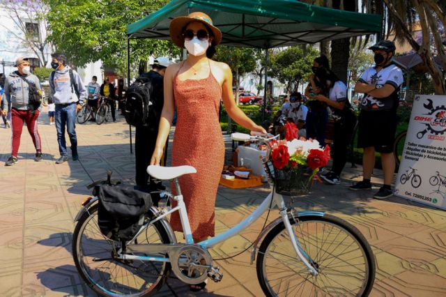 Litzzy Churqui participó junto a su hermosa bici vintage.