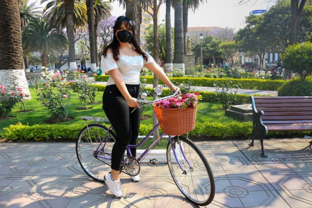 Bianka Rocha y su bici le dieron el toque floral a la actividad.