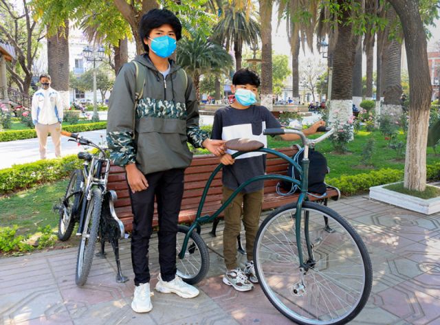 Reinaldo Puma y Alexis Arancibia lucieron la bicicleta más peculiar del evento, un monociclo que restauraron.
