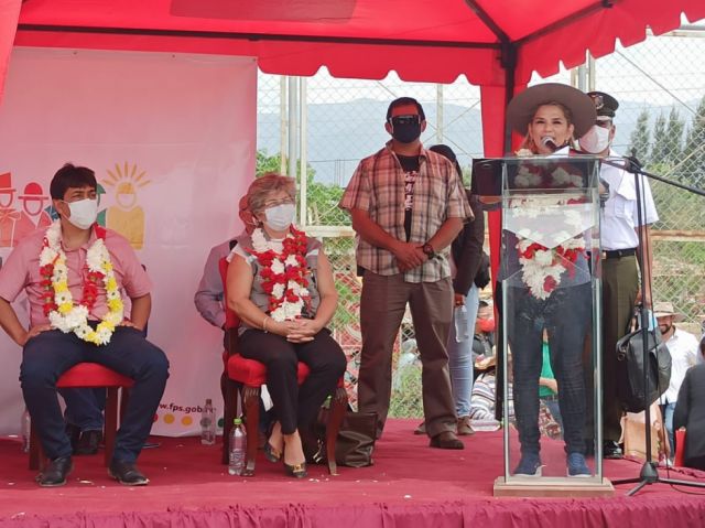 Áñez anuncia proyectos de alcantarillado y agua potable para barrios de Tarija