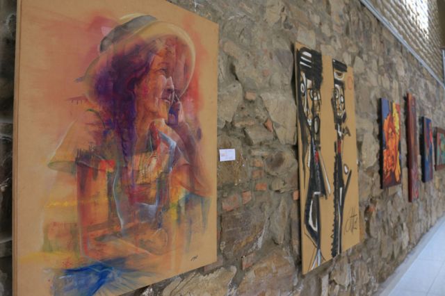 Cuadros en exposición en el Patio del Cabildo. La exhibición concluirá el 30 de octubre.