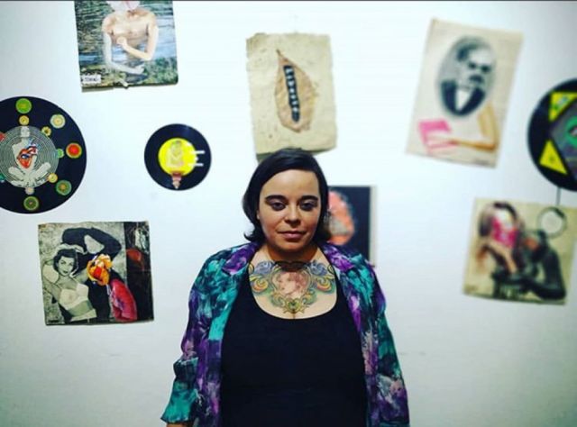 La artista del collage Paola Torri junto a sus obras.