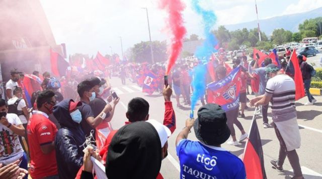 Hinchada del aviador recibe a la delegación como héroes 