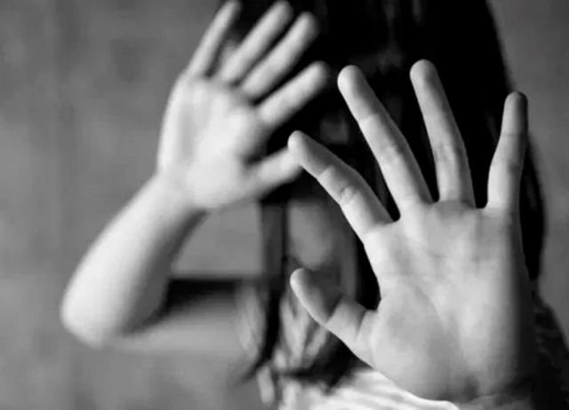 Aprehenden a madre de niña que murió por varios golpes
