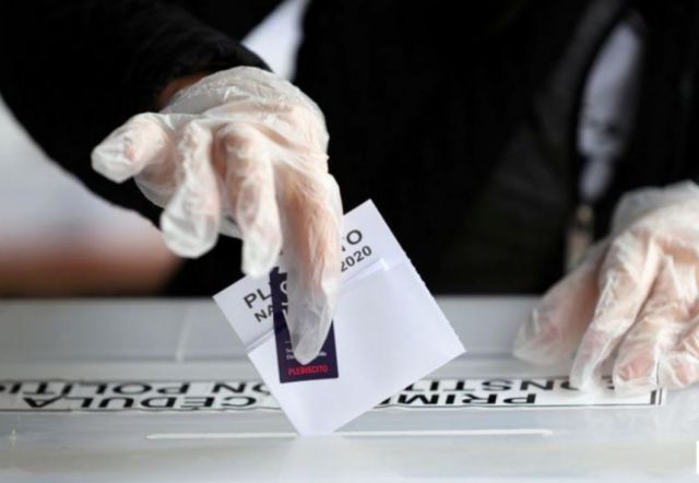 Chilenos acuden masivamente a decidir si avanzan una nueva Constitución