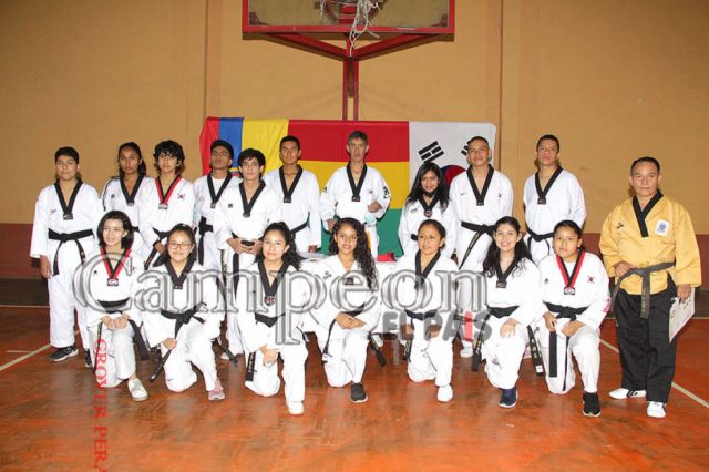 Taekwondistas recibieron sus certificados de cinturón negro