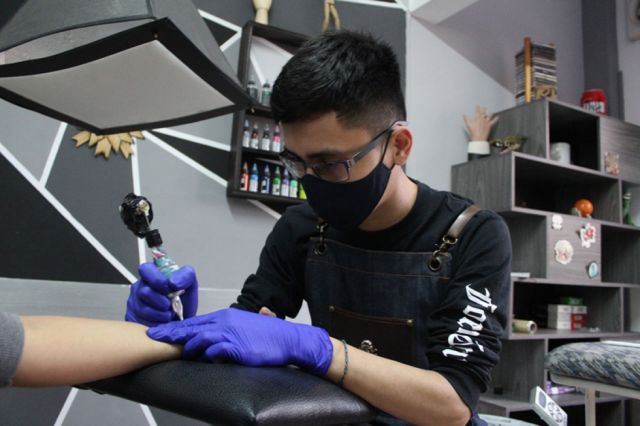 El artista sabe que la complicidad  cliente-tatuador es importante  para crear un diseño único.