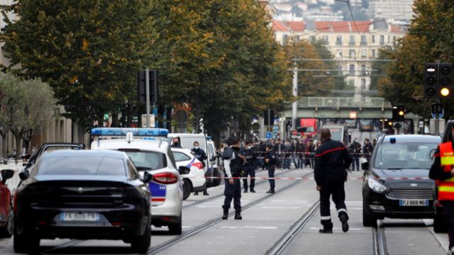 Al menos tres muertos y varios heridos tras un ataque con arma blanca en una iglesia de Francia Al menos tres muertos y varios heridos tras un ataque con arma blanca en una iglesia de Francia