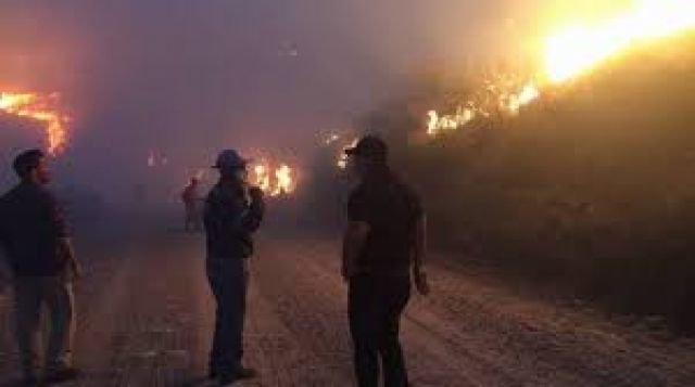 Cervecería boliviana entrega agua al COED de Tarija para los bomberos que trabaja en incendios regionales