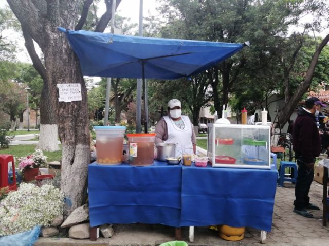 Baja la venta de flores, comida,  faroles y velas en el Cementerio de Tarija