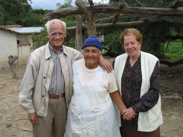 Carlos, Teresa y Dora en la choza