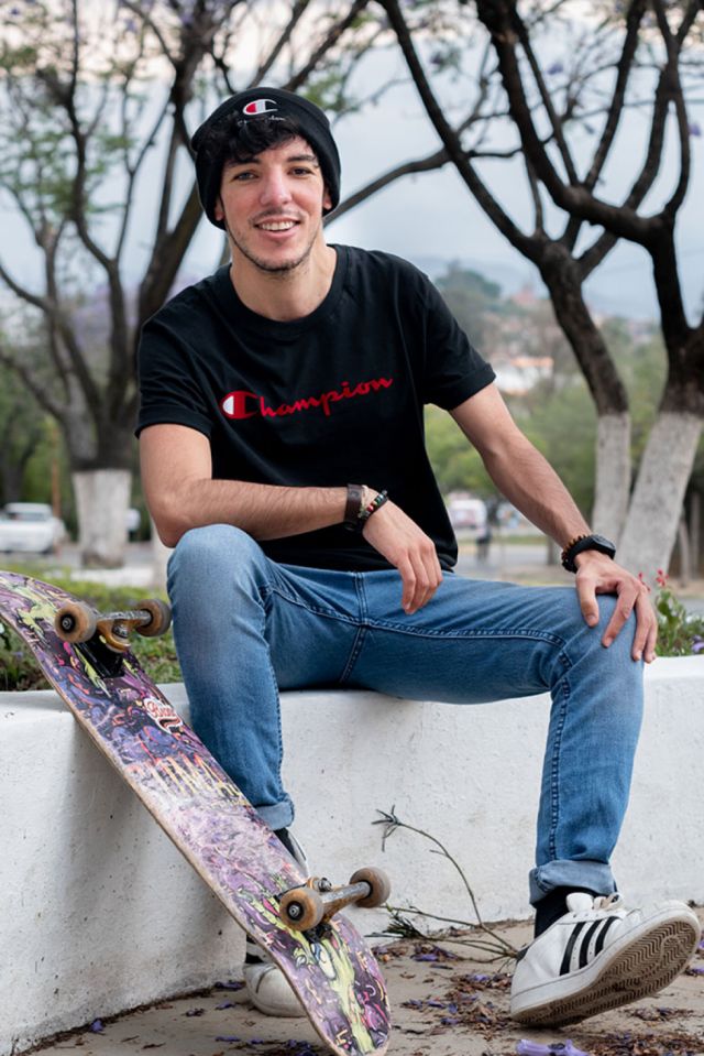 “Chivito” Carrasco también  es compositor y músico;  tiene como aficiones el skateboarding  y el dibujo.