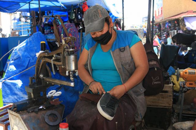 Valeria, aprendió el oficio  de las manos de su padre  y lleva aproximadamente  10 años como zapatera.