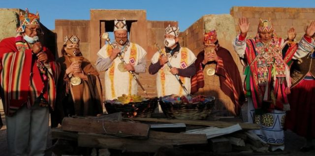 Arce y Choquehuanca participan de una ceremonia ancestral en Tiwanaku