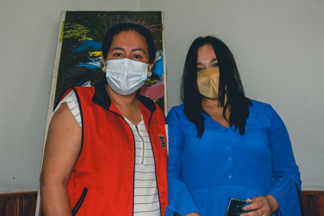 La directora del Sedeges, Mery Polo junto a Yeny Raña,  en representación de la Gobernación.