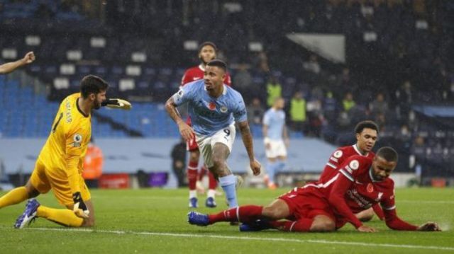 El Liverpool escapa vivo del inspirado De Bruyne
