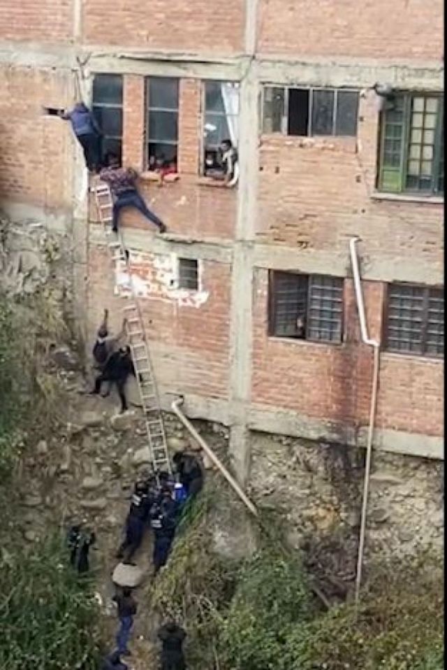 Personas escaparon por la parte posterior del edificio
